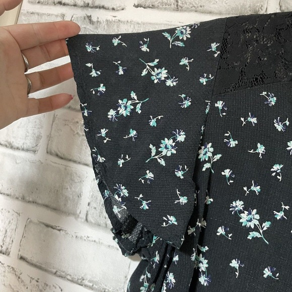 Torrid 100% Rayon Women’s Cap Sleeve Lace Cutout Top Black w/ Blue Flowers Sz 0 - Picture 4 of 10